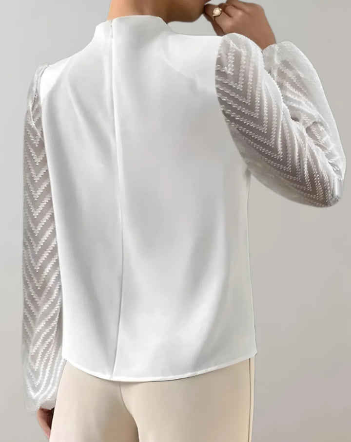 Lorene – witte damesblouse met mesh mouwen